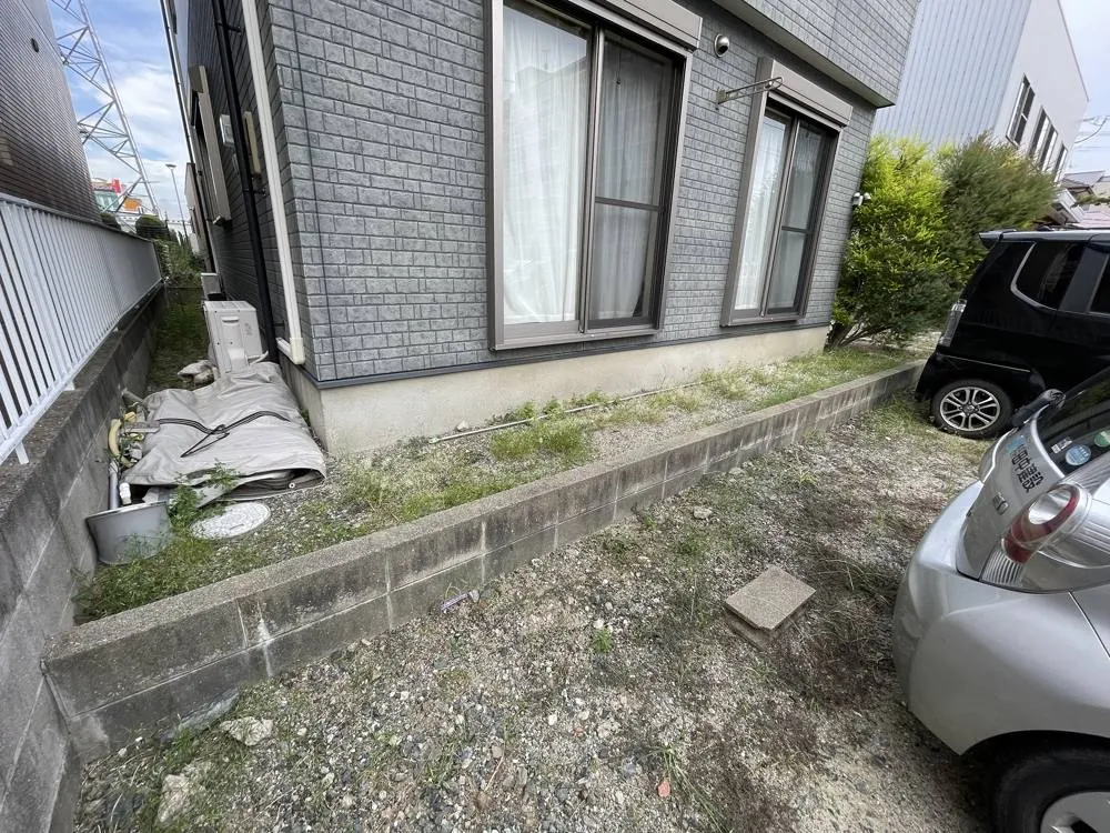 志免町 T様邸 外構工事(倉庫設置・人工芝・ウッドデッキ) 施工前(駐車スペース側)