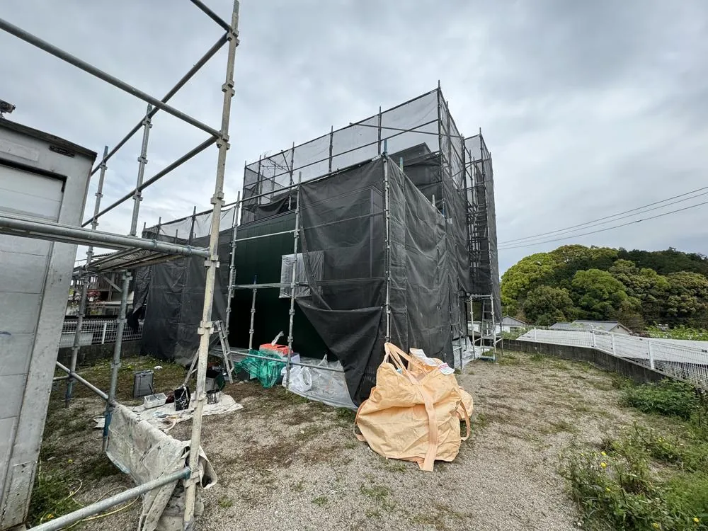 宇美町 I様邸 外壁塗装・光触媒塗装・コーキング打替 足場設置・養生中
